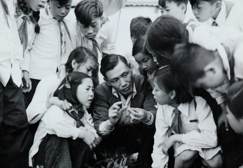 1953年六一儿童节，朱弘复先生在田间向孩子们讲解昆虫知识.JPG